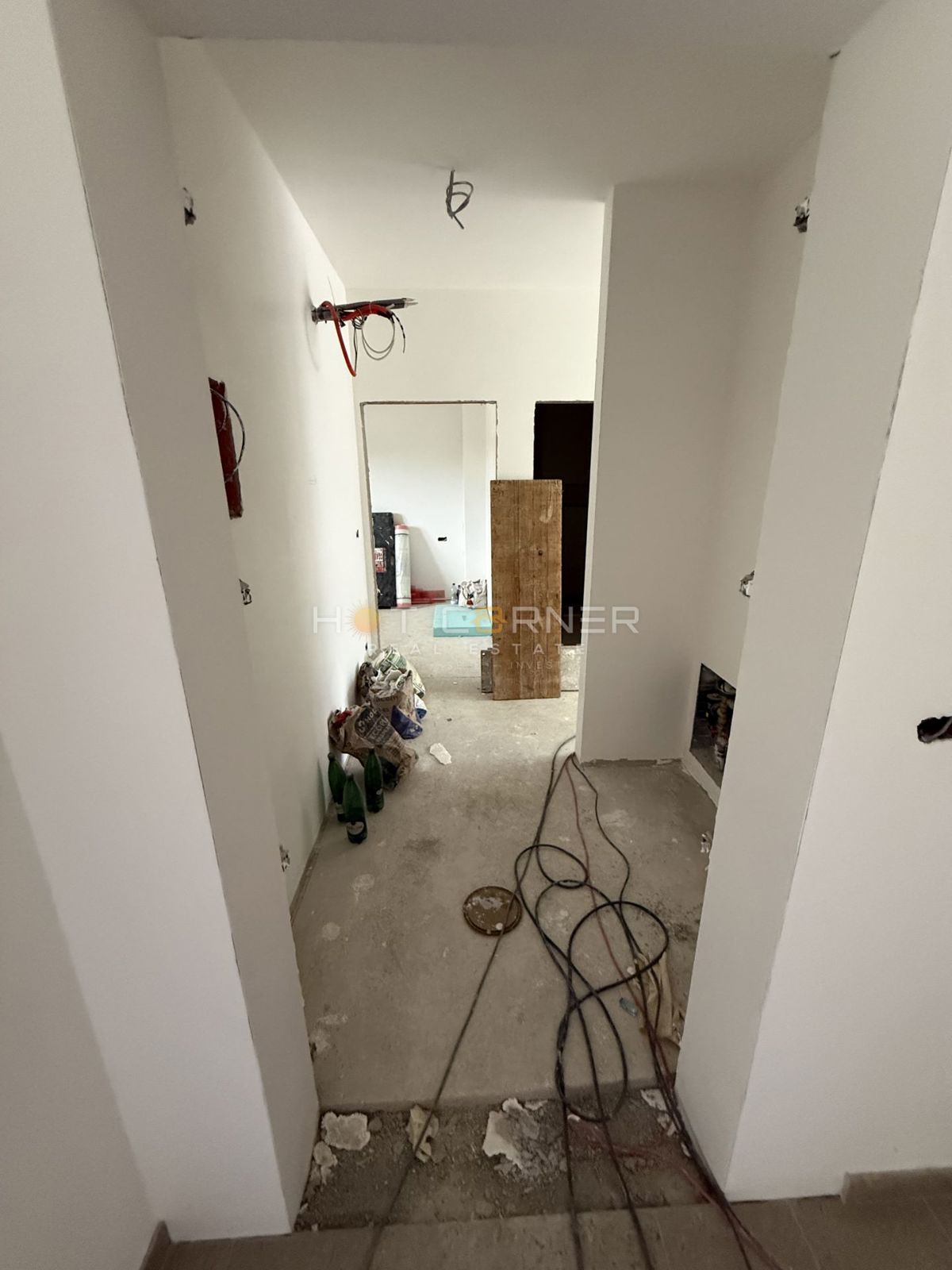 Opportunità, moderno monolocale a piano terra con giardino, vicino a Pula City Mall, disponibile dal 06/2026.