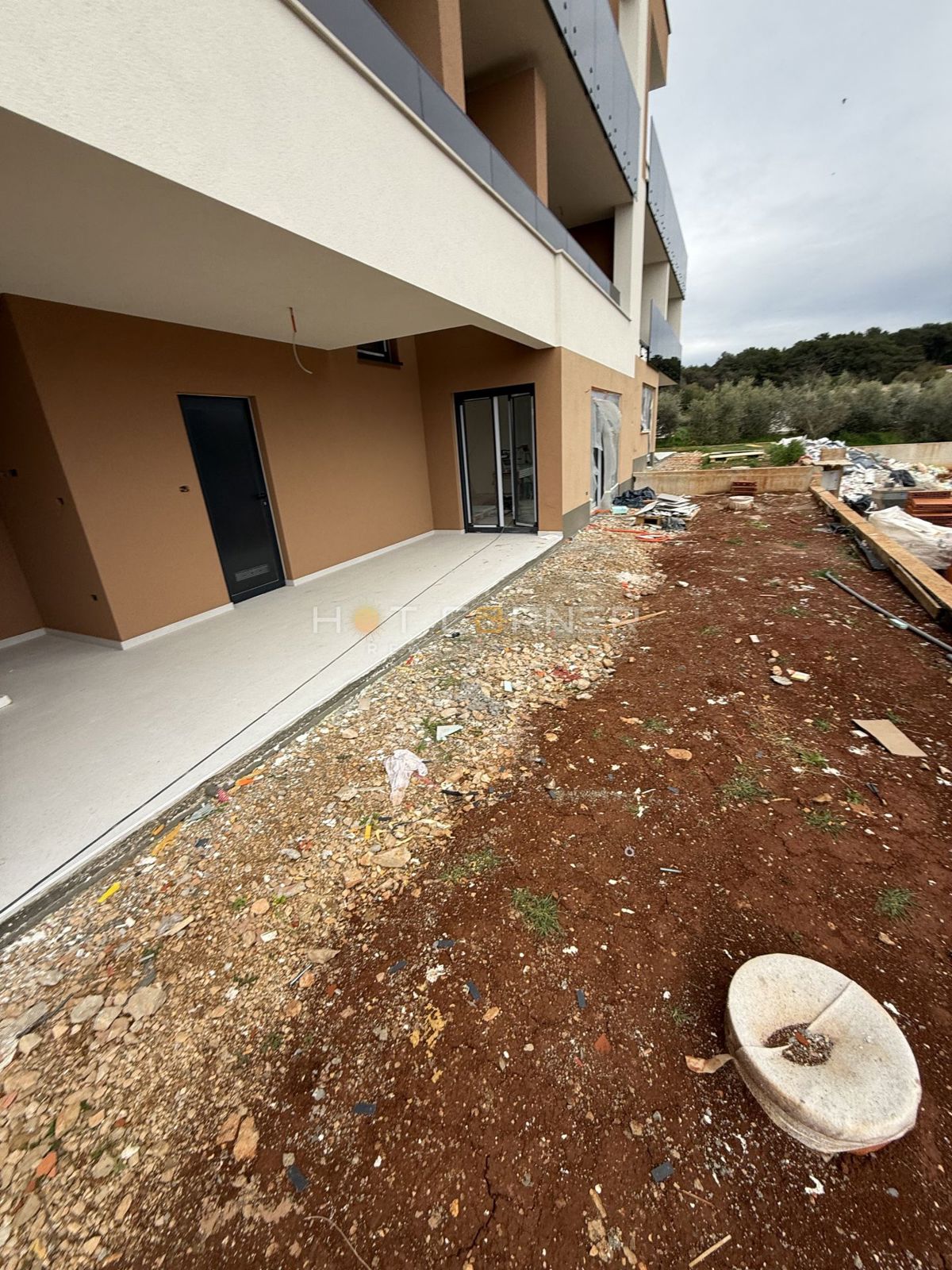 Opportunità, moderno monolocale a piano terra con giardino, vicino a Pula City Mall, disponibile dal 06/2026.