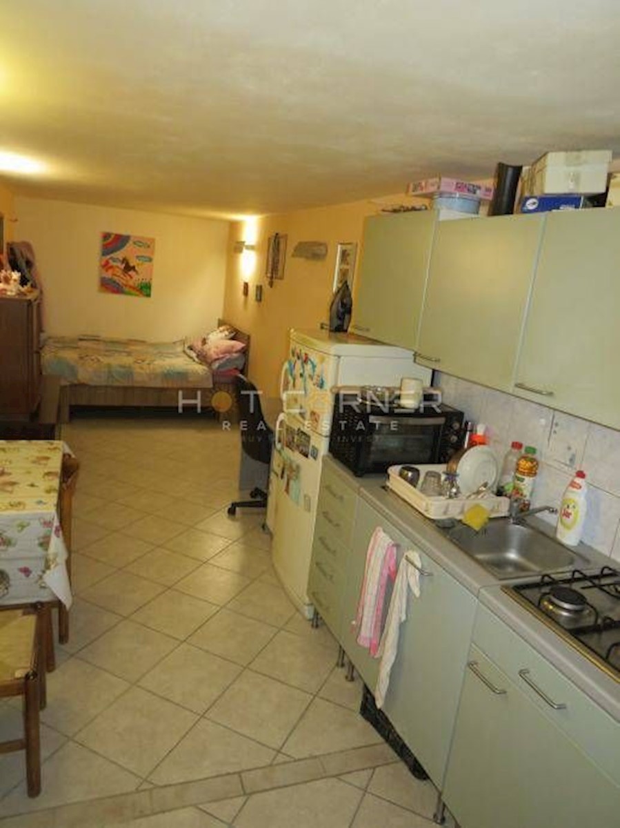 Centro di Rovigno, opportunità: casa in pietra con monolocale + appartamento con due camere da letto