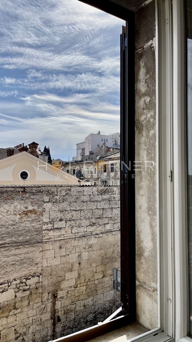 Appartamento con 2 camere da letto con parcheggio, centro di Pola