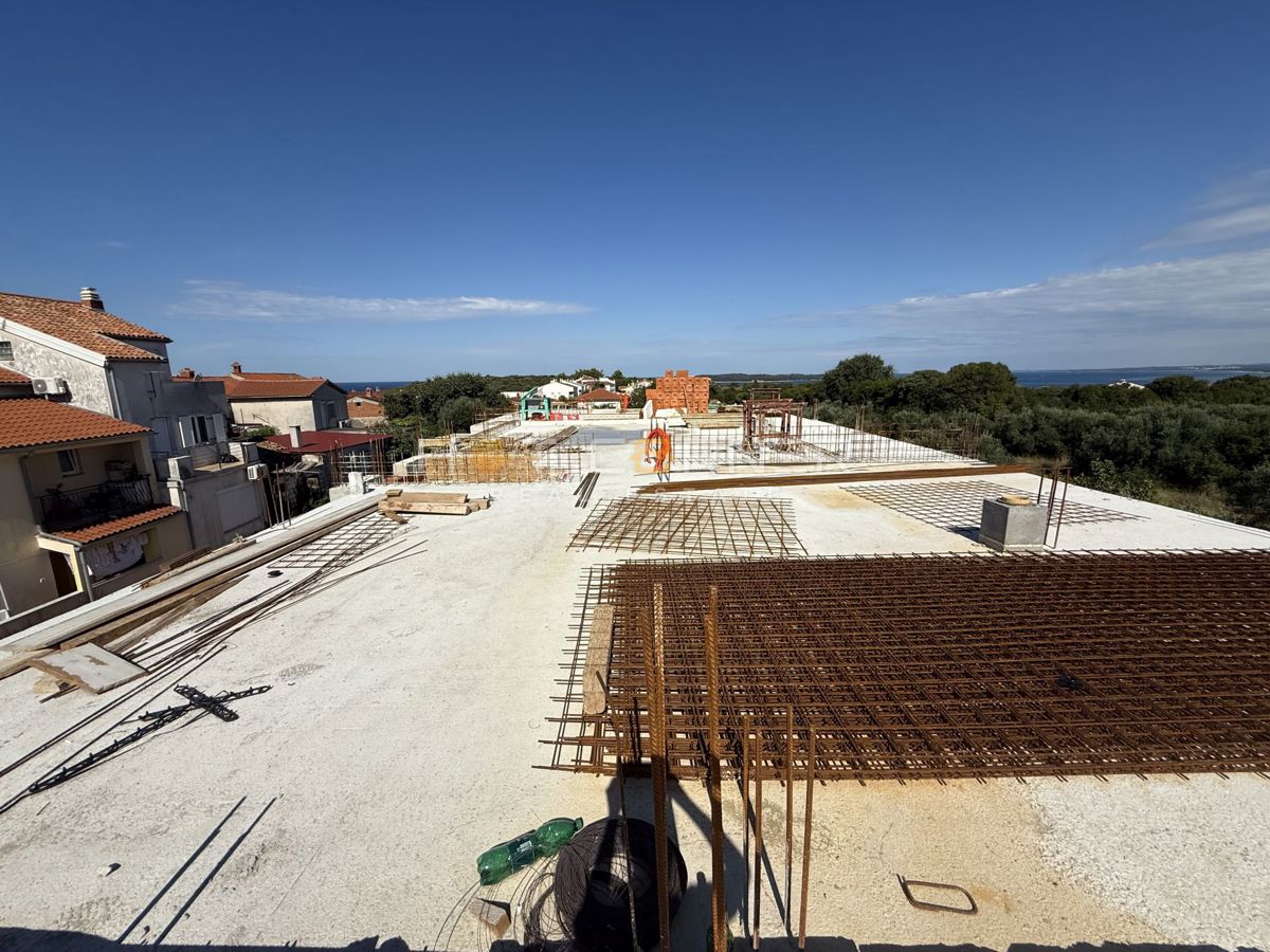 Štinjan, penthouse, 3 camere, ampia terrazza, vista mare, a 3 minuti in auto dalla spiaggia di Puntižela!