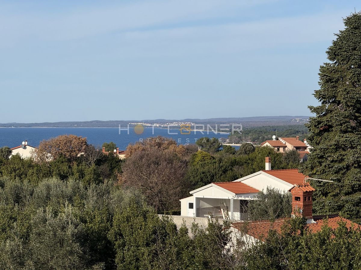 Štinjan, penthouse, 3 camere, ampia terrazza, vista mare, a 3 minuti in auto dalla spiaggia di Puntižela!