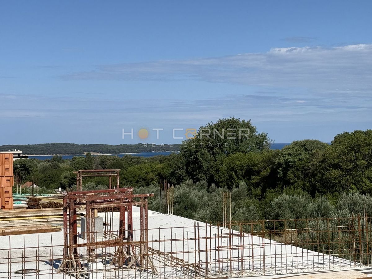 Štinjan, penthouse, 3 camere, ampia terrazza, vista mare, a 3 minuti in auto dalla spiaggia di Puntižela!