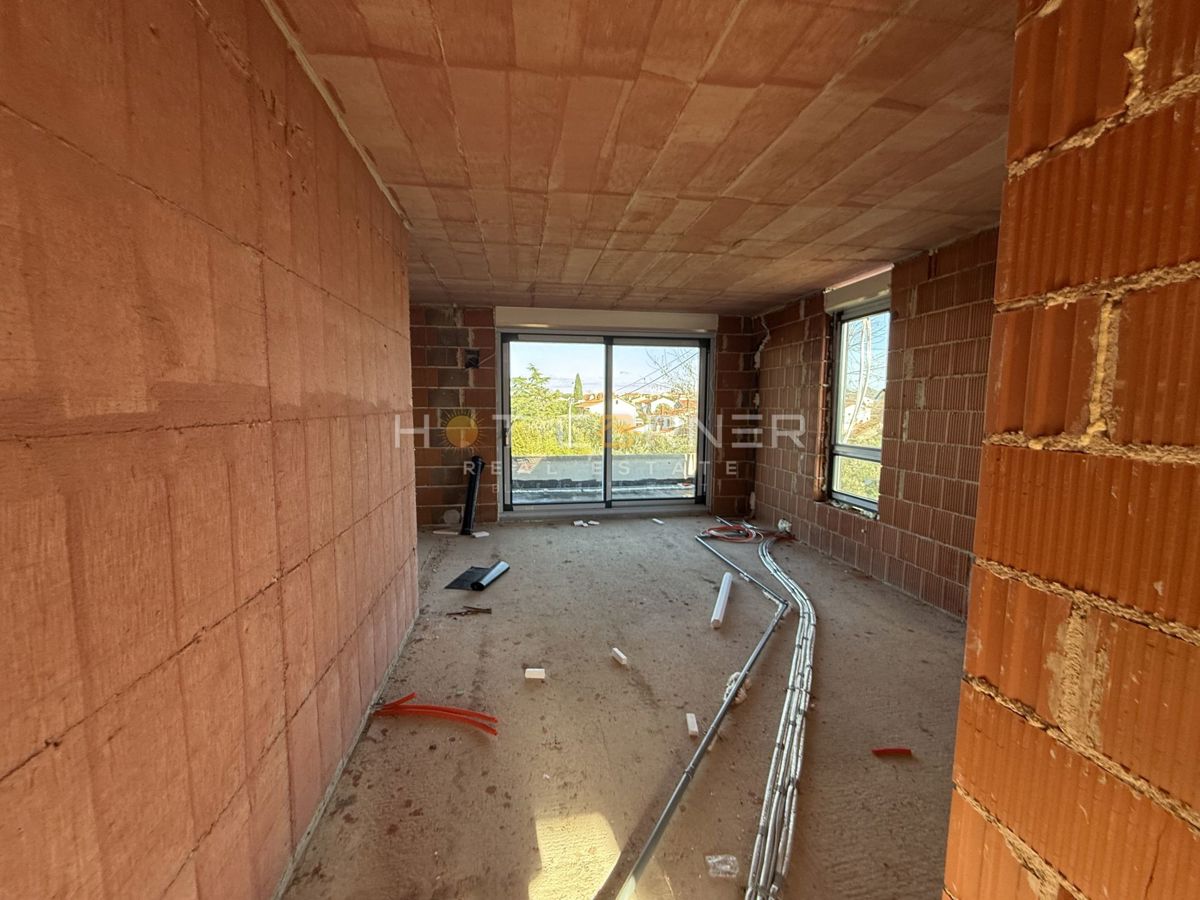 Štinjan, penthouse, 3 camere, ampia terrazza, vista mare, a 3 minuti in auto dalla spiaggia di Puntižela!