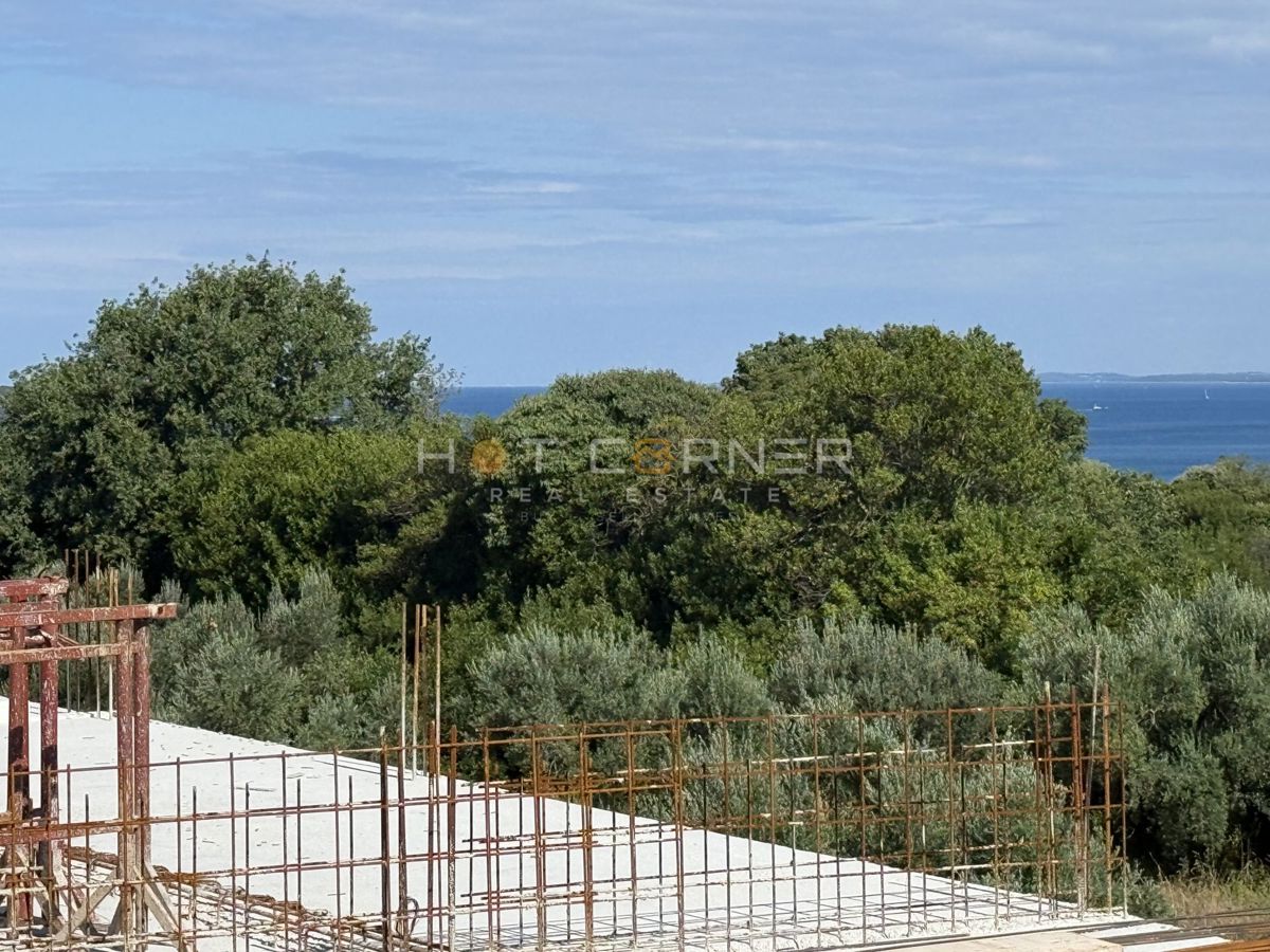 Štinjan, penthouse, 3 camere, ampia terrazza, vista mare, a 3 minuti in auto dalla spiaggia di Puntižela!