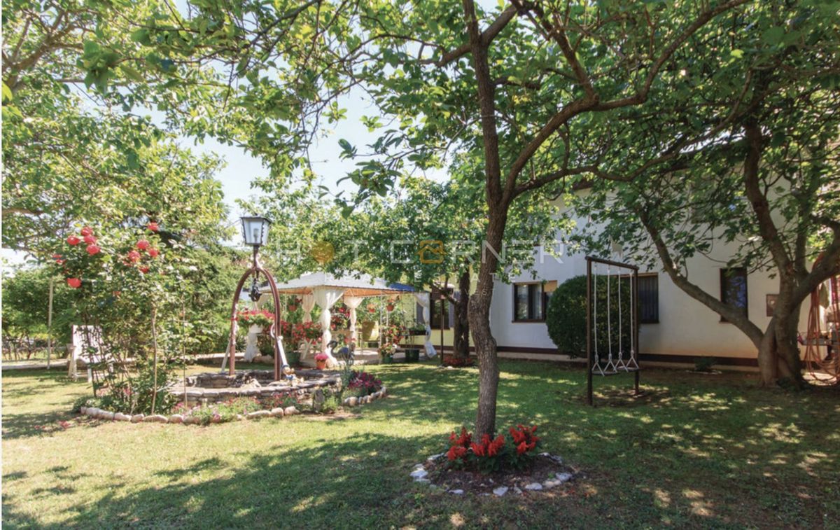 Affascinante Casa in Pietra, Šišan, 1500 m² di Giardino, Taverna Tradizionale