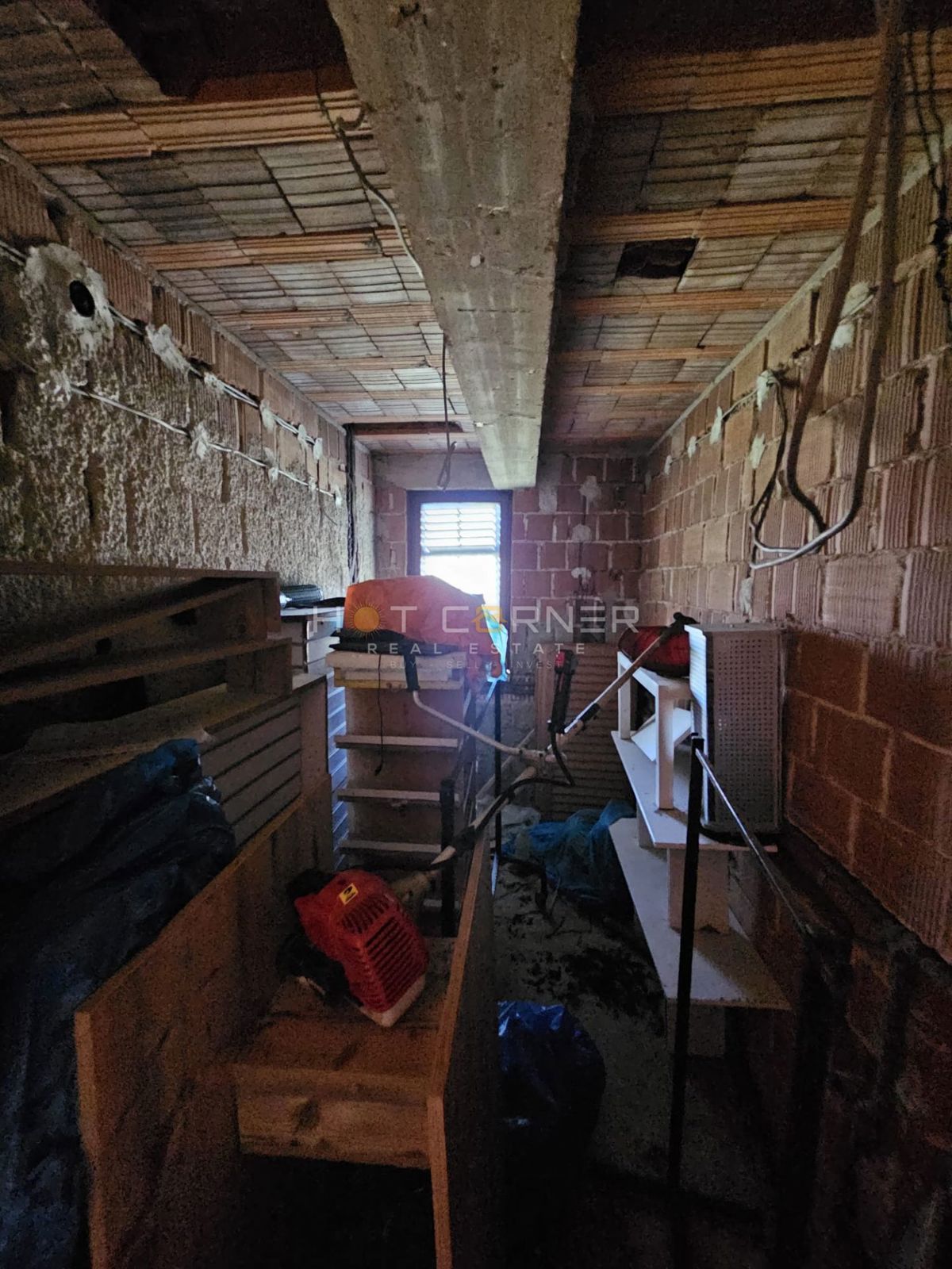 Grande Terreno Edificabile 4814 m² con Casa Roh-bau – Šišan, Ideale per 4-6 Lotti!