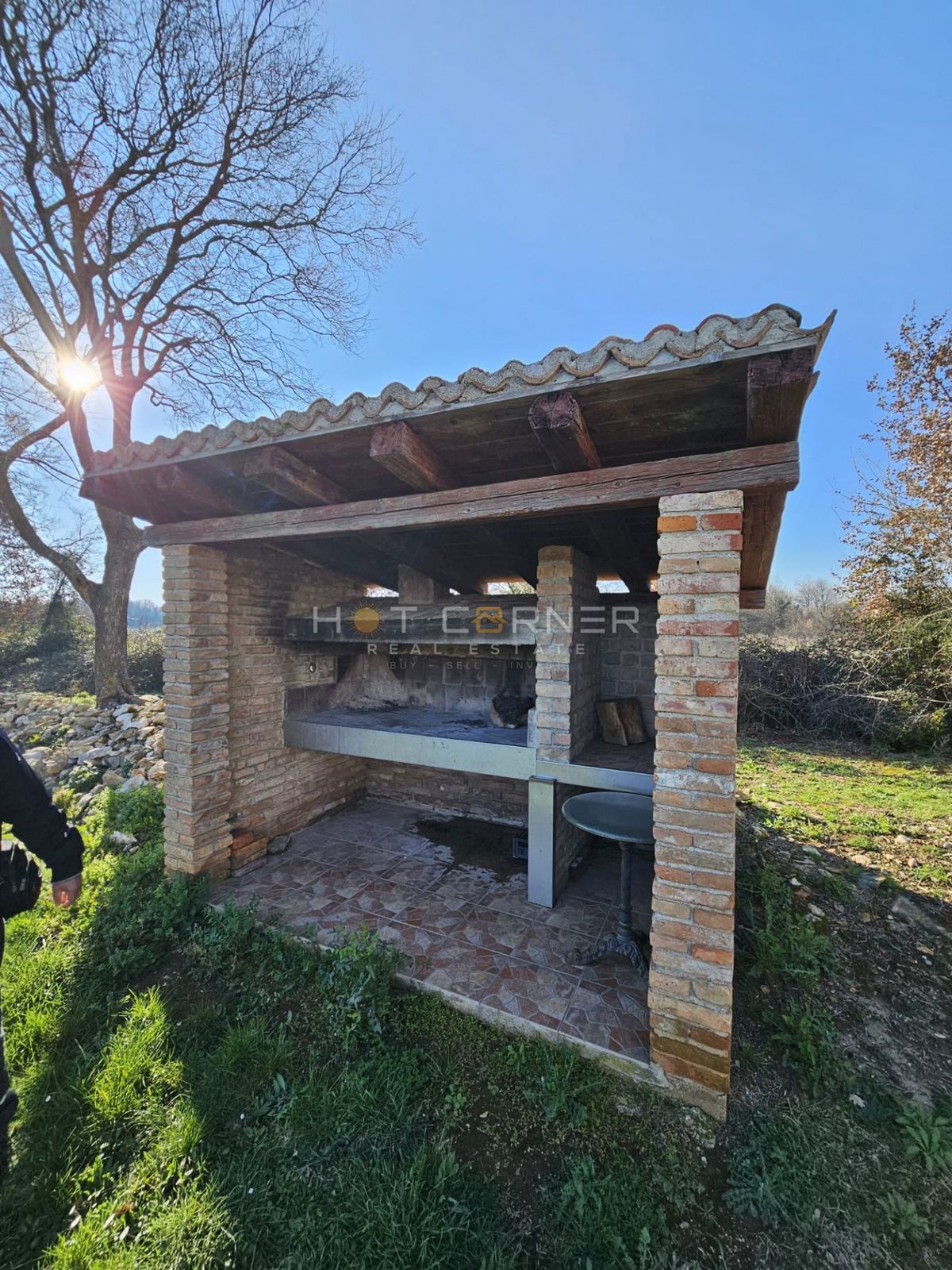 Grande Terreno Edificabile 4814 m² con Casa Roh-bau – Šišan, Ideale per 4-6 Lotti!