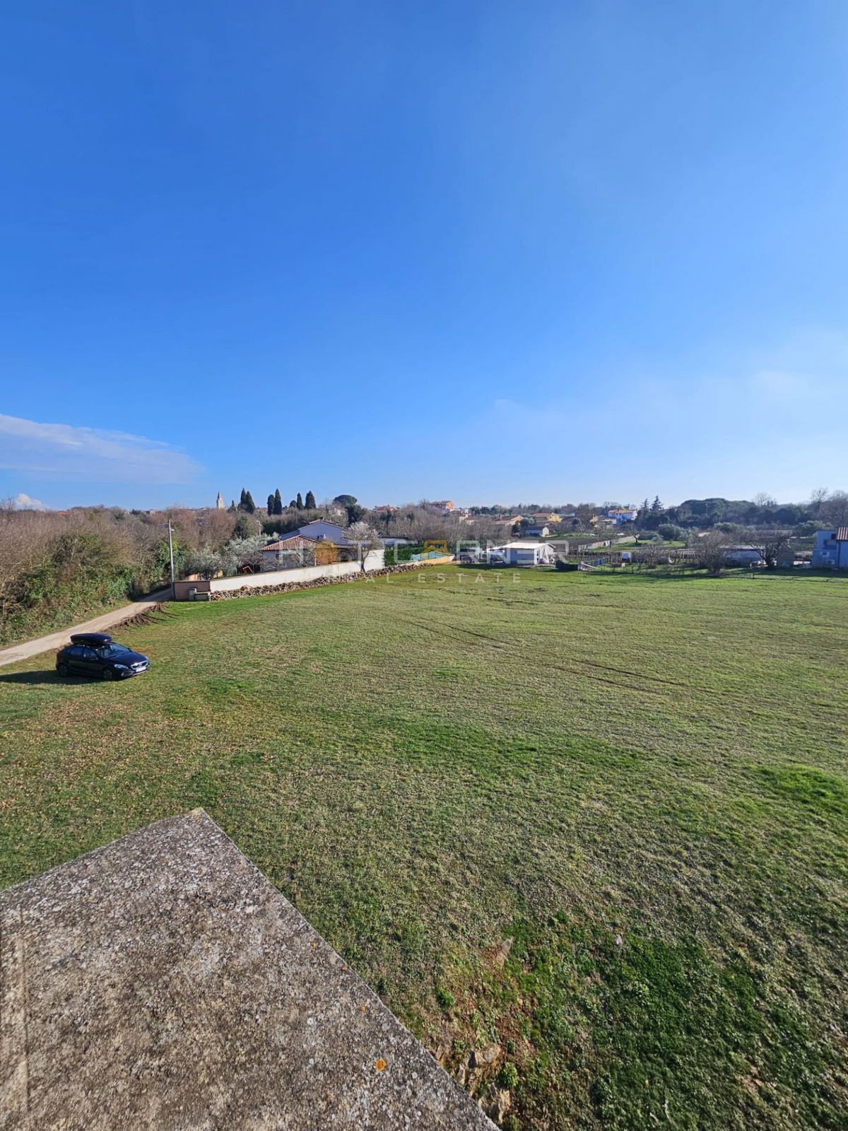 Grande Terreno Edificabile 4814 m² con Casa Roh-bau – Šišan, Ideale per 4-6 Lotti!