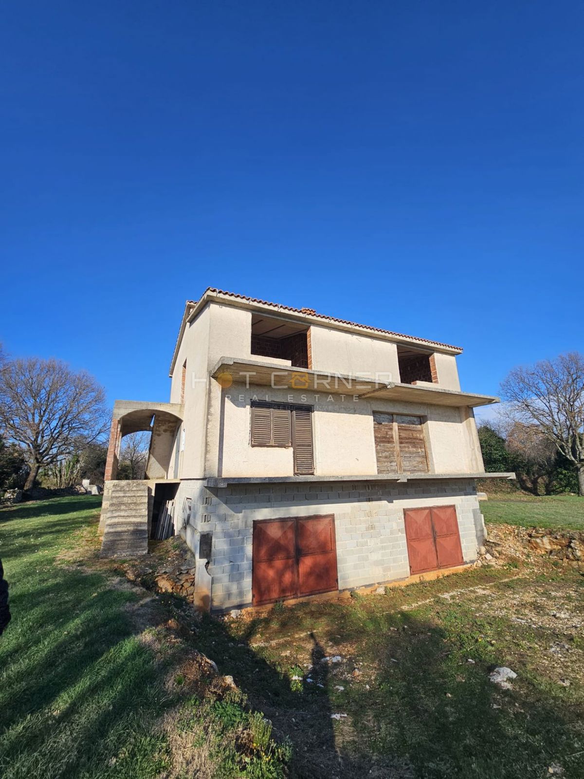 Grande Terreno Edificabile 4814 m² con Casa Roh-bau – Šišan, Ideale per 4-6 Lotti!