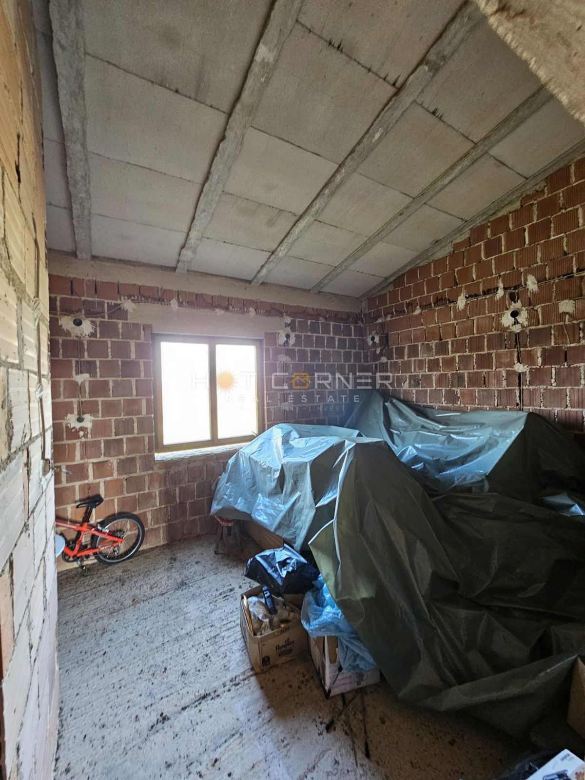 Grande Terreno Edificabile 4814 m² con Casa Roh-bau – Šišan, Ideale per 4-6 Lotti!