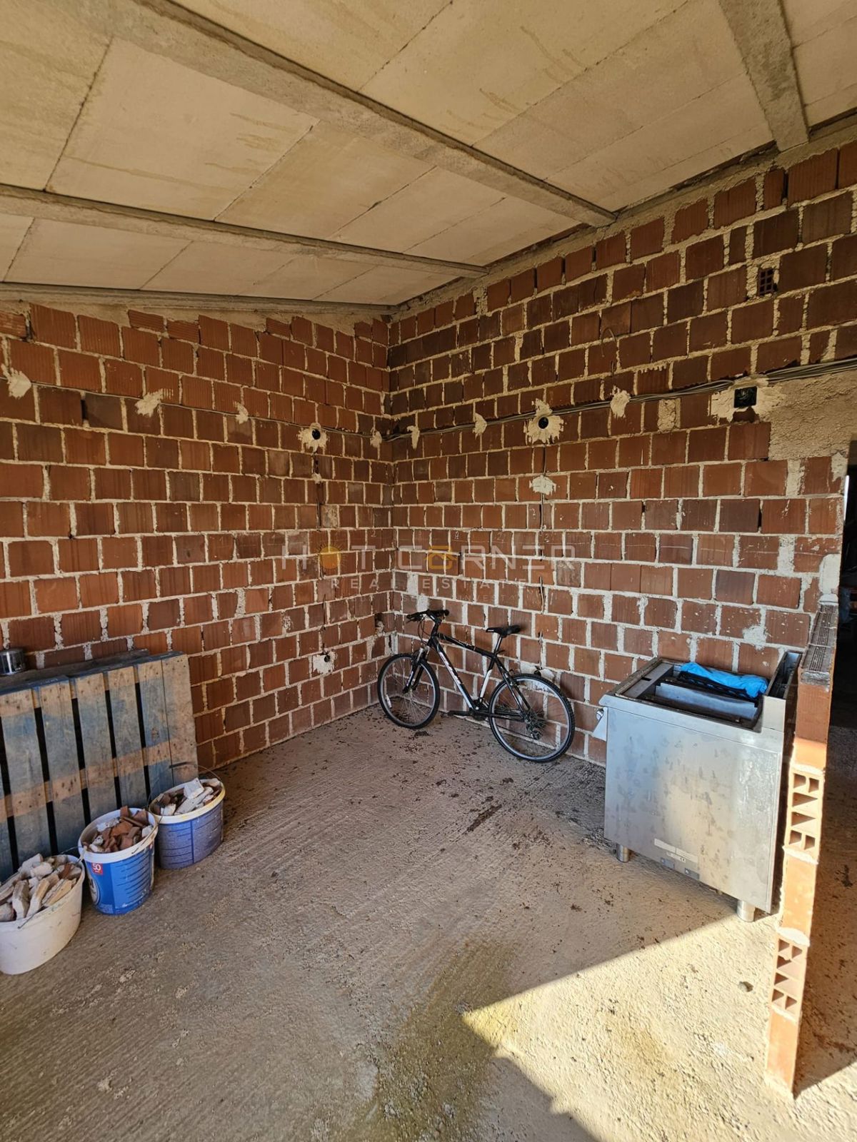 Grande Terreno Edificabile 4814 m² con Casa Roh-bau – Šišan, Ideale per 4-6 Lotti!