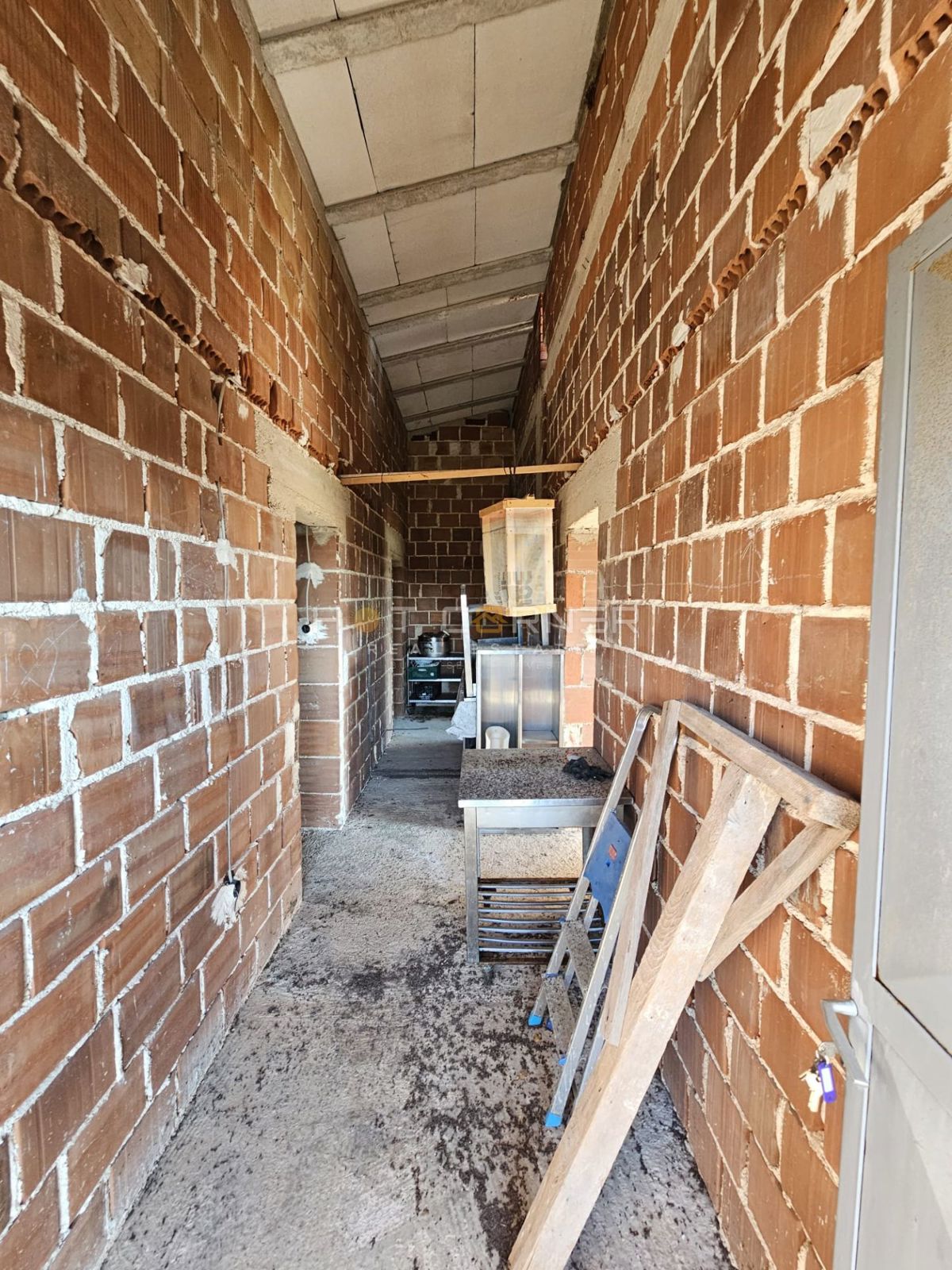 Grande Terreno Edificabile 4814 m² con Casa Roh-bau – Šišan, Ideale per 4-6 Lotti!