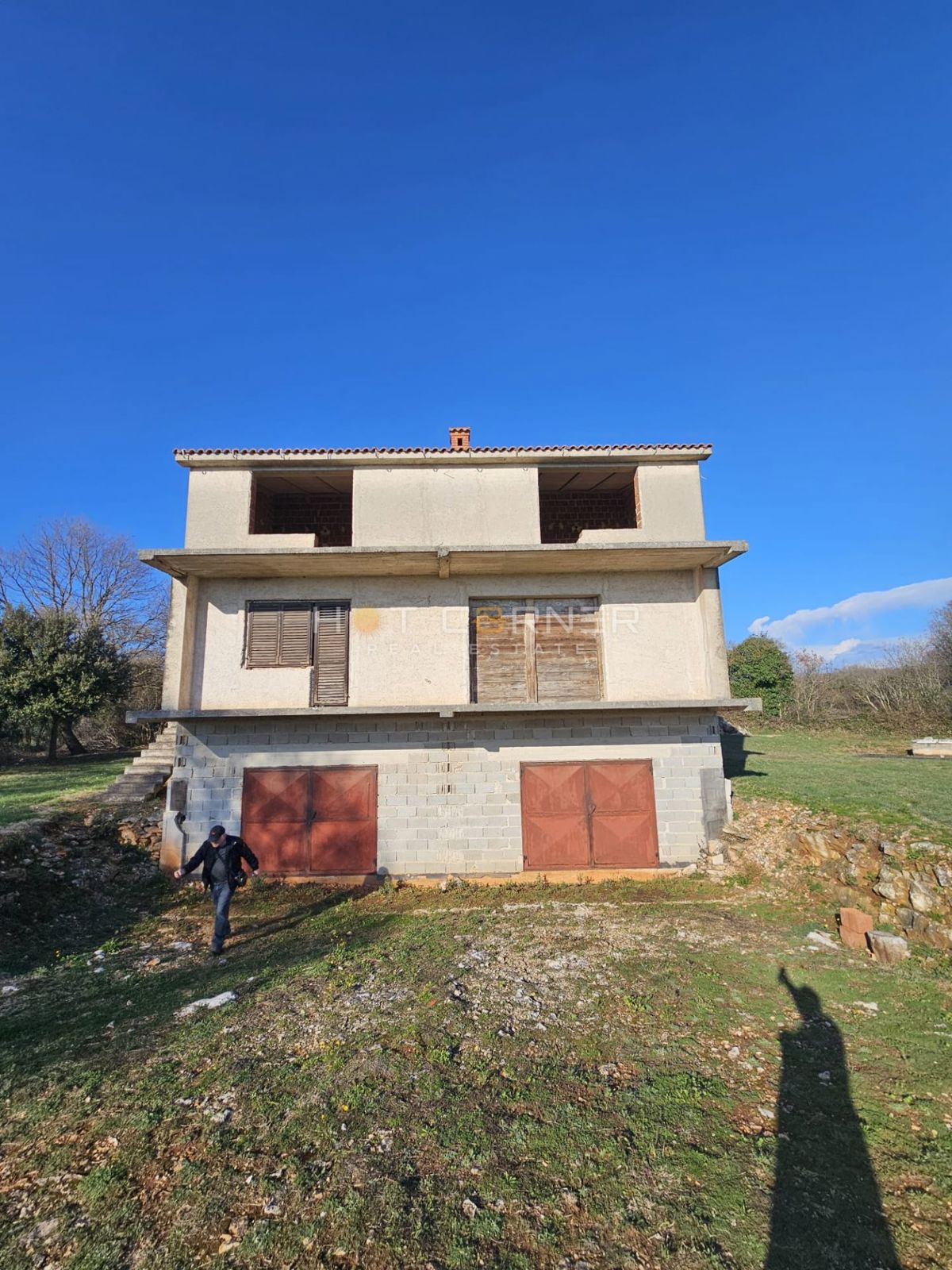 Grande Terreno Edificabile 4814 m² con Casa Roh-bau – Šišan, Ideale per 4-6 Lotti!