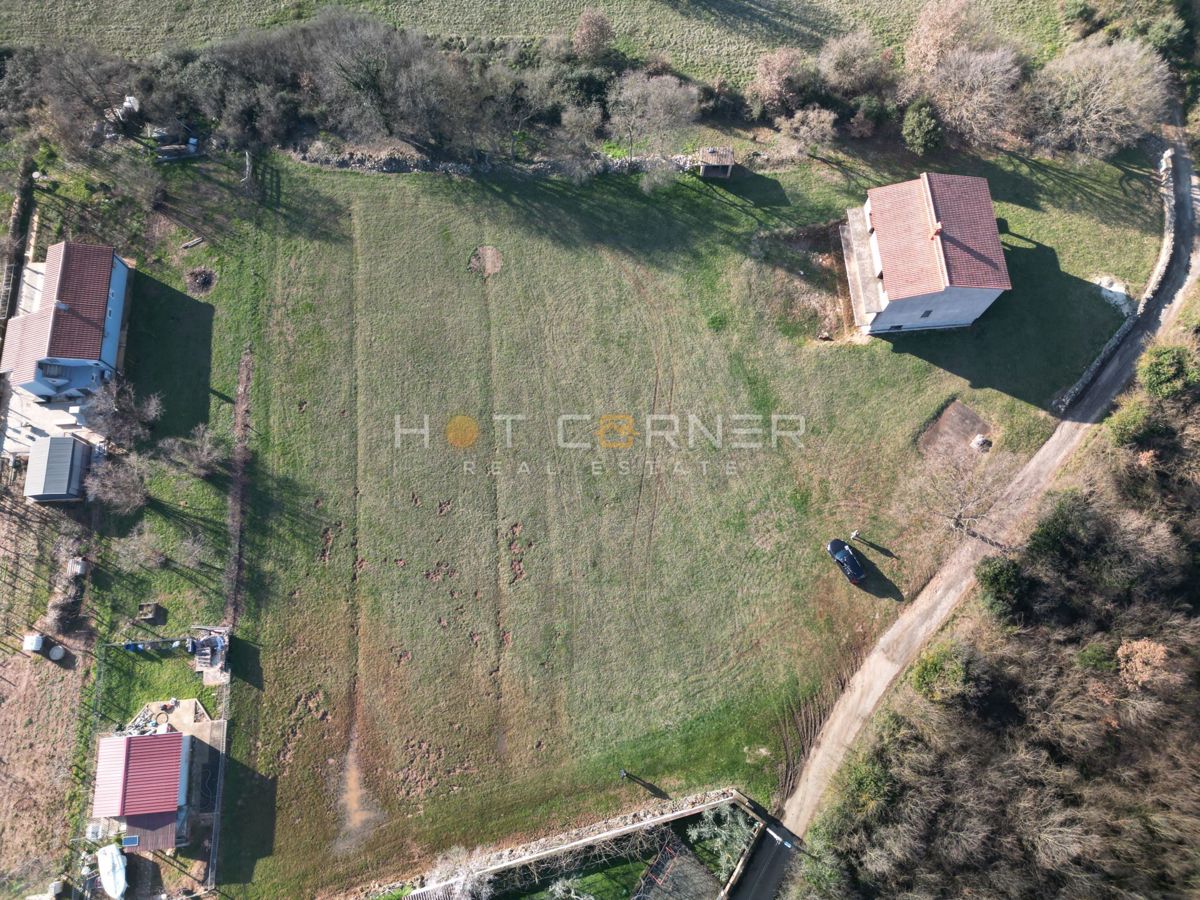 Grande Terreno Edificabile 4814 m² con Casa Roh-bau – Šišan, Ideale per 4-6 Lotti!