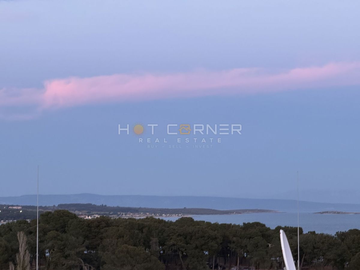 Premantura – Appartamento di lusso con terrazza sul tetto e vista panoramica sul mare, a 400 m dalla spiaggia