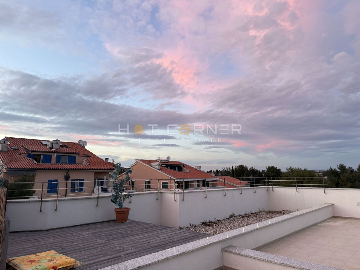 Premantura – Appartamento di lusso con terrazza sul tetto e vista panoramica sul mare, a 400 m dalla spiaggia