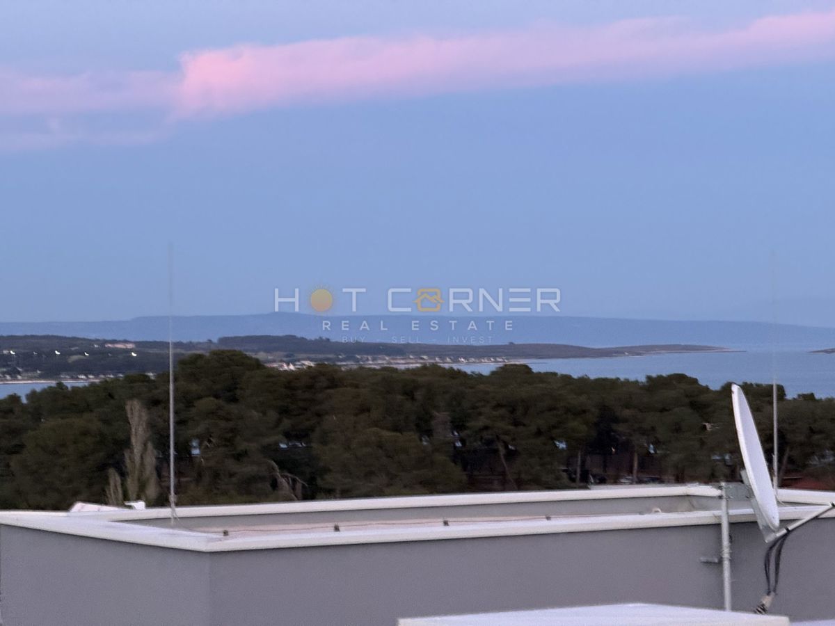 Premantura – Appartamento di lusso con terrazza sul tetto e vista panoramica sul mare, a 400 m dalla spiaggia