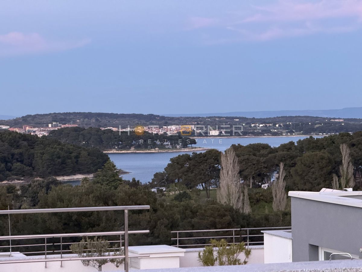 Premantura – Appartamento di lusso con terrazza sul tetto e vista panoramica sul mare, a 400 m dalla spiaggia