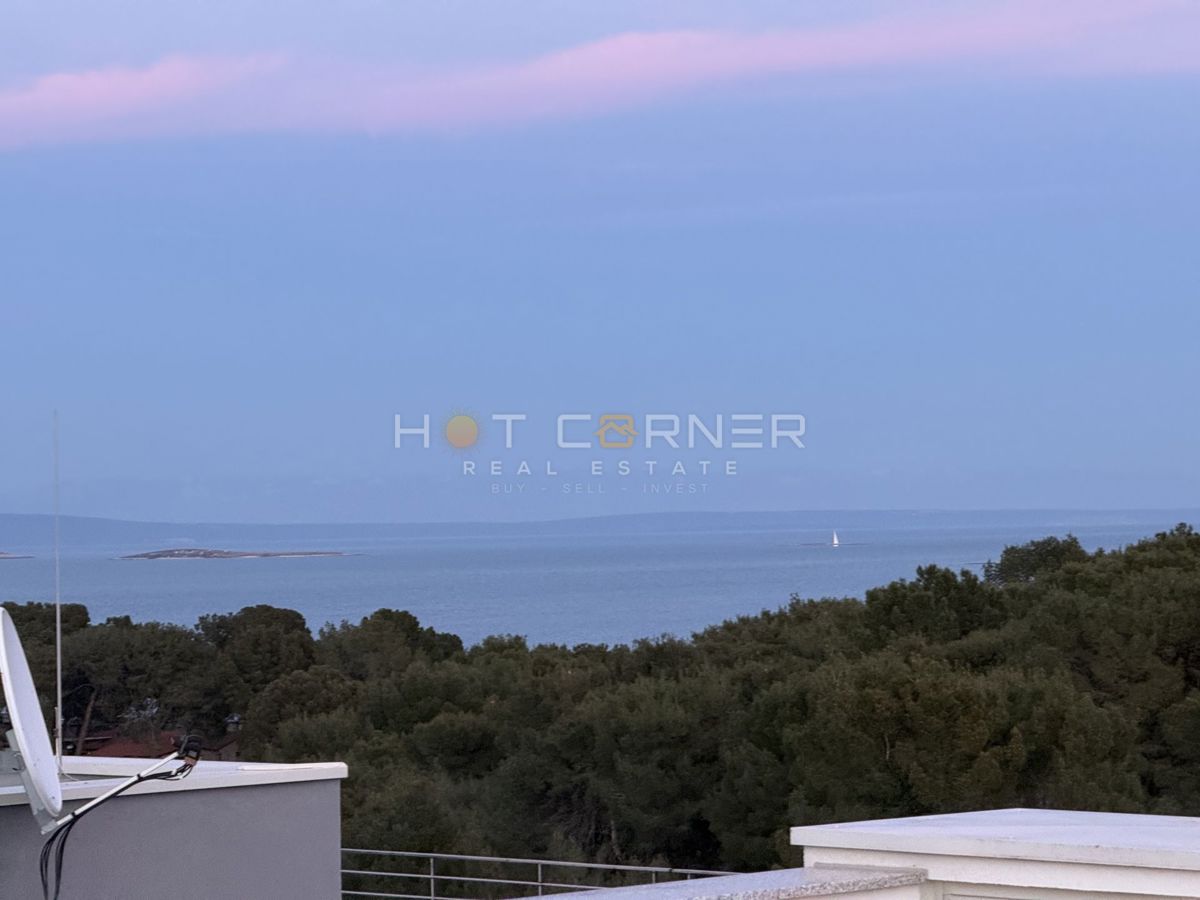 Premantura – Appartamento di lusso con terrazza sul tetto e vista panoramica sul mare, a 400 m dalla spiaggia