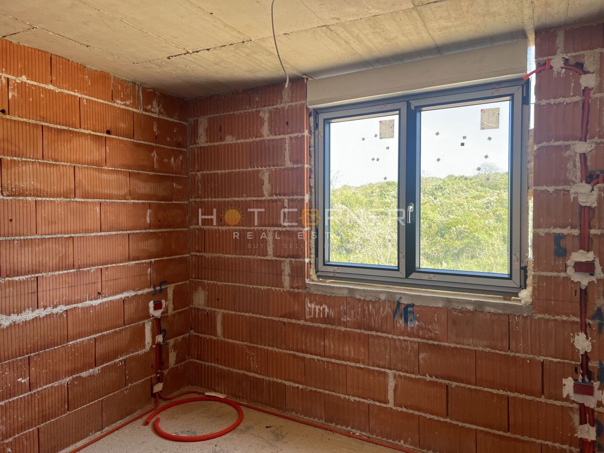 Medulin, 650 m dalla spiaggia, nuovo, appartamento al piano terra, 2 camere da letto con 175 m² di giardino