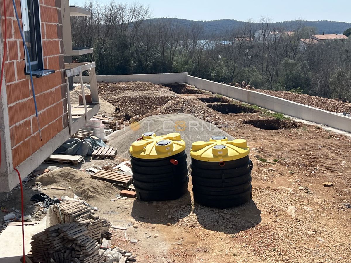 Medulin, 650 m dalla spiaggia, nuovo, appartamento al piano terra, 2 camere da letto con 175 m² di giardino