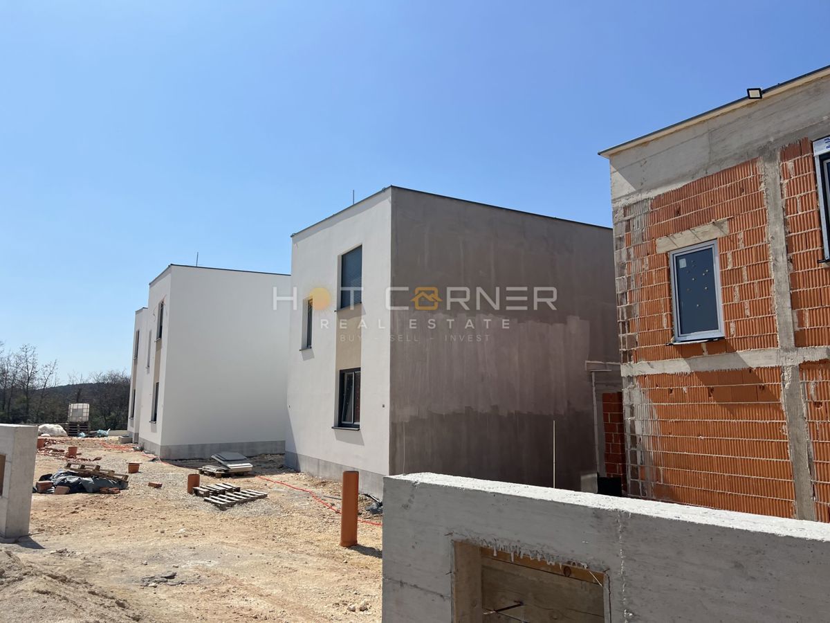 Medulin, 650 m dalla spiaggia, nuovo, appartamento al piano terra, 2 camere da letto con 175 m² di giardino