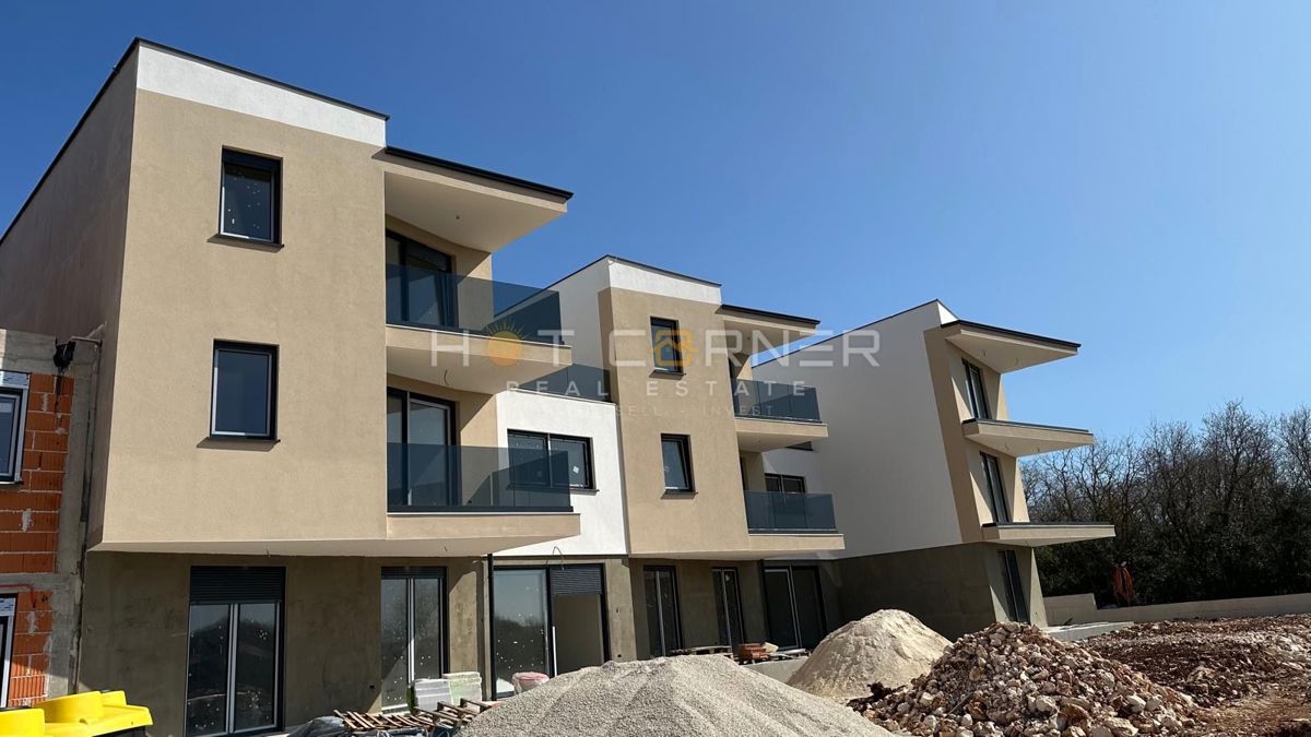 Medulin, 650 m dalla spiaggia, nuovo, appartamento al piano terra, 2 camere da letto con 175 m² di giardino