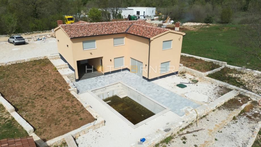 Splendida villa nuova con piscina in un villaggio idilliaco a 15 min dal mare