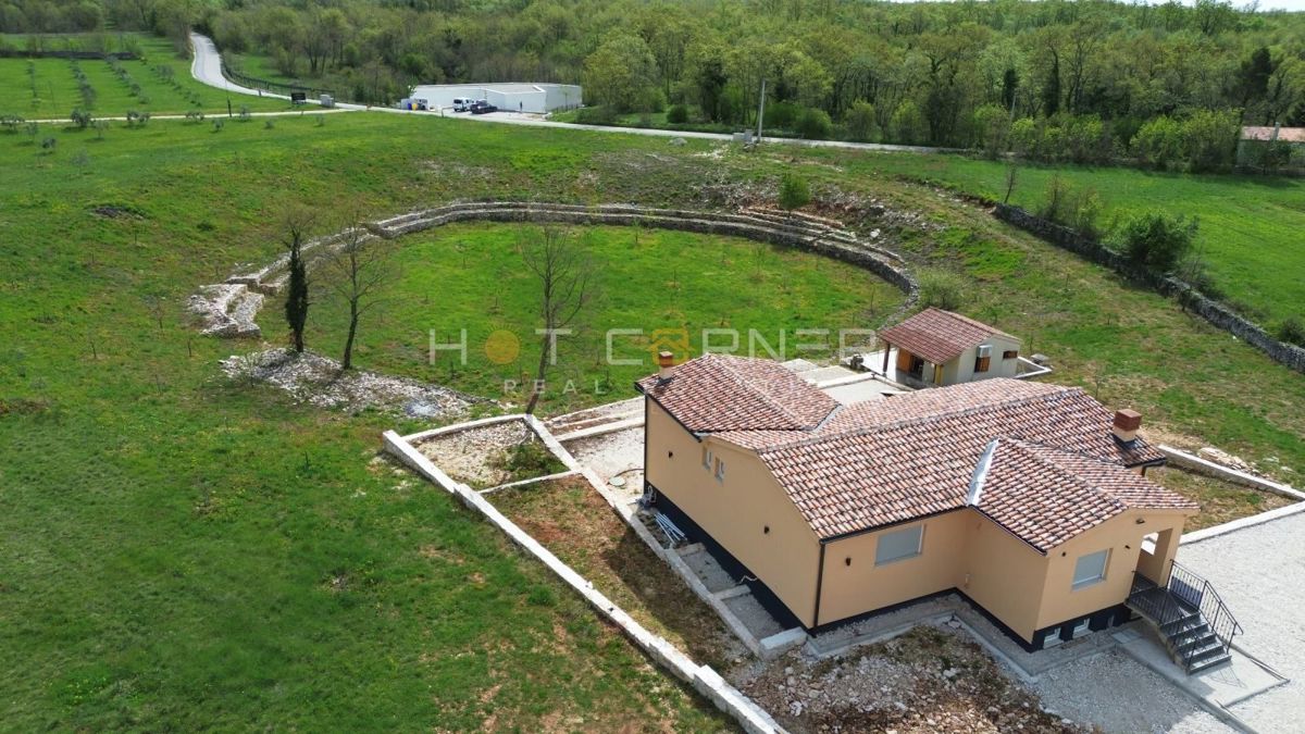 Splendida villa nuova con piscina in un villaggio idilliaco a 15 min dal mare