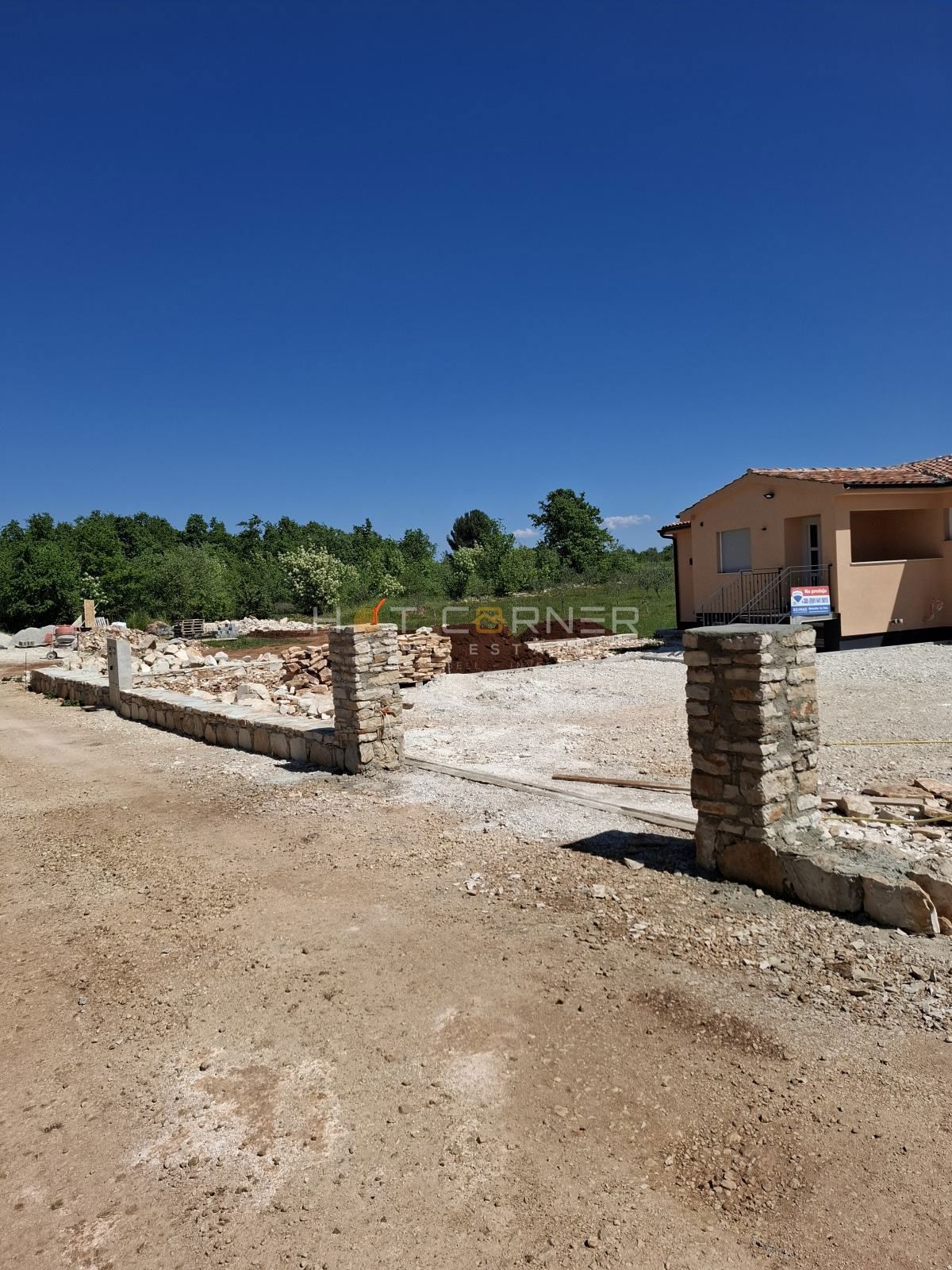 Splendida villa nuova con piscina in un villaggio idilliaco a 15 min dal mare