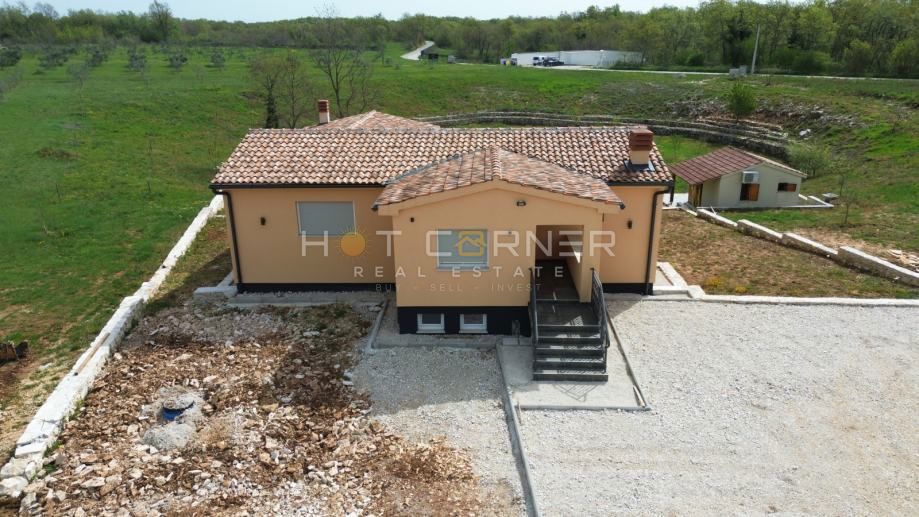 Splendida villa nuova con piscina in un villaggio idilliaco a 15 min dal mare