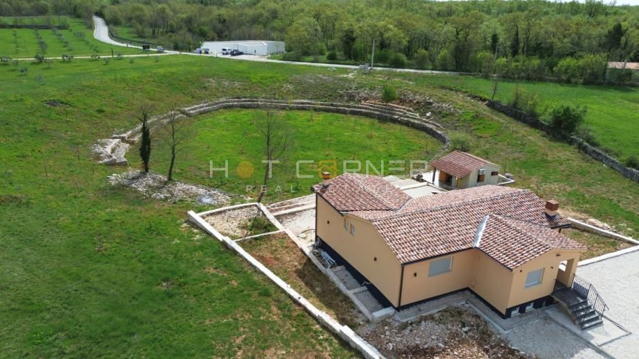 Splendida villa nuova con piscina in un villaggio idilliaco a 15 min dal mare