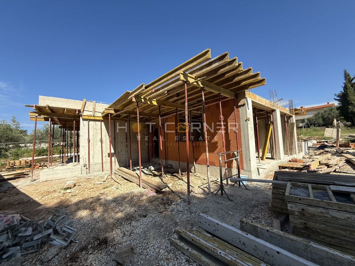 Pola, Veli Vrh, splendida posizione a 300 m dal mare, moderno appartamento al piano terra 2CC + giardino di 75 m²