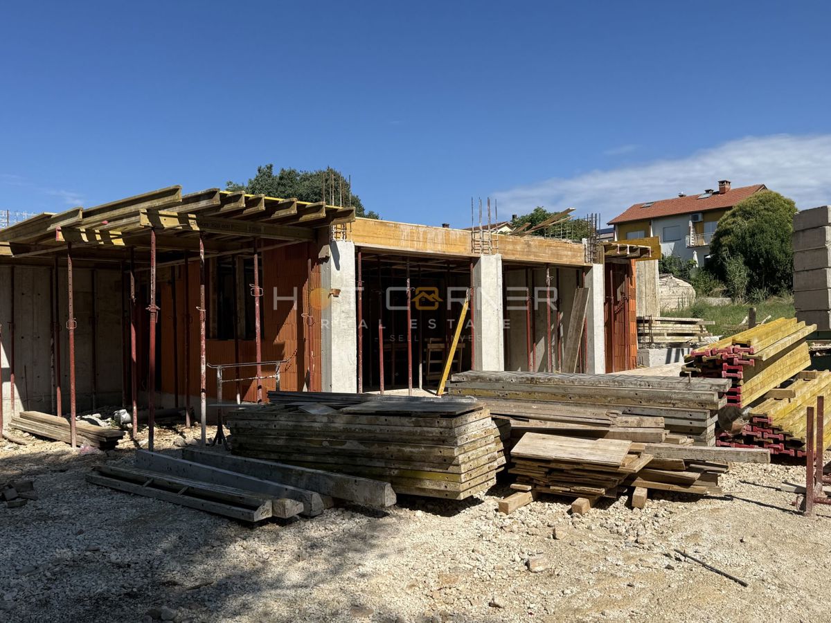 Pola, Veli Vrh, splendida posizione a 300 m dal mare, moderno appartamento al piano terra 2CC + giardino di 75 m²