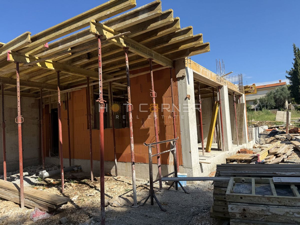 Pola, Veli Vrh, splendida posizione a 300 m dal mare, moderno appartamento al piano terra 2CC + giardino di 75 m²