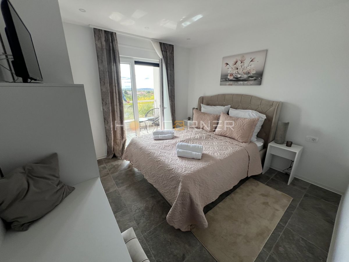 Rovigno dintorni, splendida metà moderna di bifamiliare, vista mare, piscina!