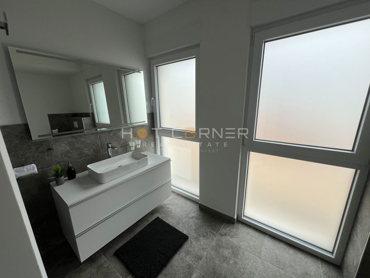 Rovigno dintorni, splendida metà moderna di bifamiliare, vista mare, piscina!