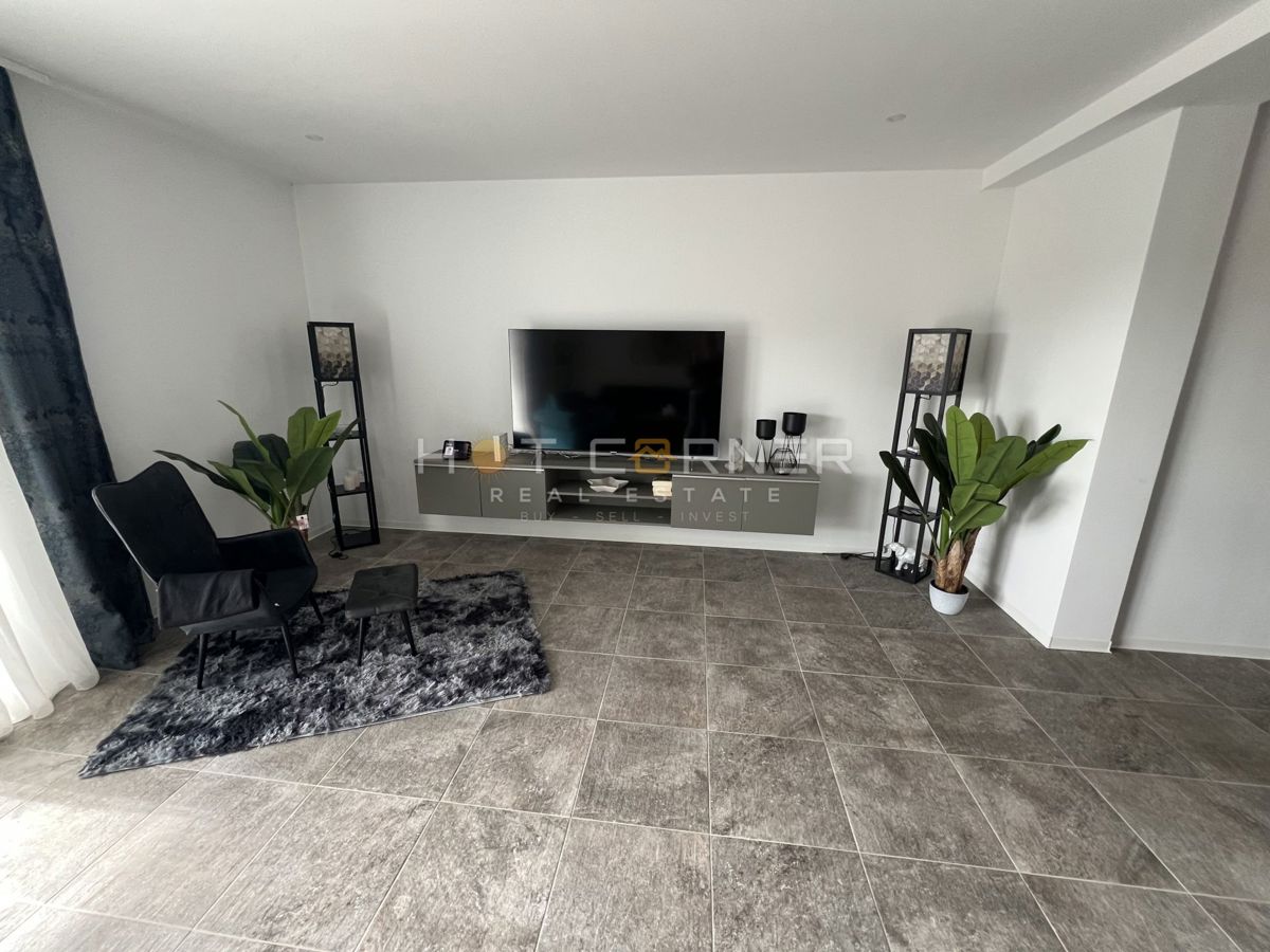 Rovigno dintorni, splendida metà moderna di bifamiliare, vista mare, piscina!