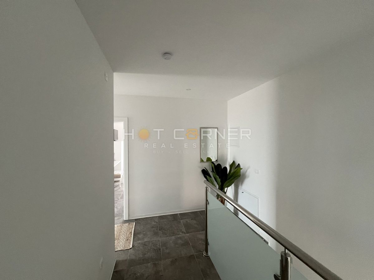 Rovigno dintorni, splendida metà moderna di bifamiliare, vista mare, piscina!