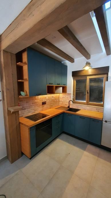 Villa con 2 appartamenti, piscina e vista mare, a 2 km dalla spiaggia!