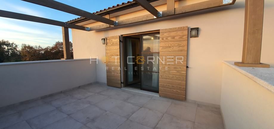 Villa con 2 appartamenti, piscina e vista mare, a 2 km dalla spiaggia!