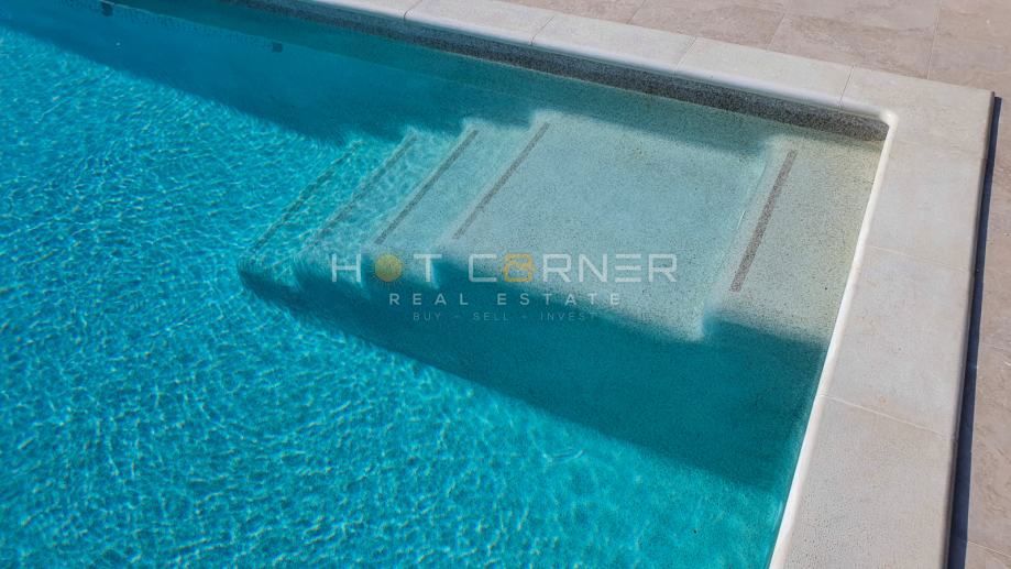 Villa con 2 appartamenti, piscina e vista mare, a 2 km dalla spiaggia!