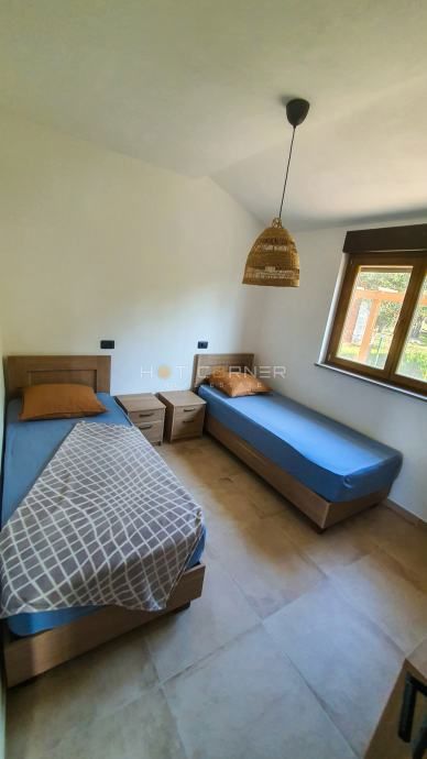 Villa con 2 appartamenti, piscina e vista mare, a 2 km dalla spiaggia!