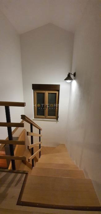 Villa con 2 appartamenti, piscina e vista mare, a 2 km dalla spiaggia!