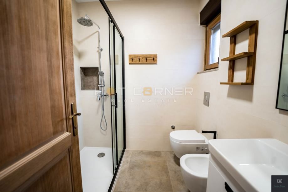 Villa con 2 appartamenti, piscina e vista mare, a 2 km dalla spiaggia!