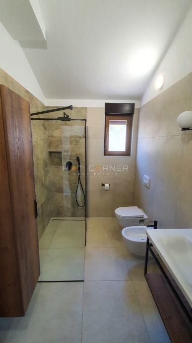 Villa con 2 appartamenti, piscina e vista mare, a 2 km dalla spiaggia!