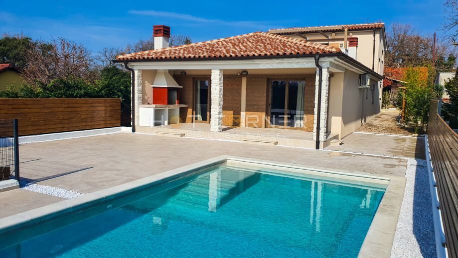 Villa con 2 appartamenti, piscina e vista mare, a 2 km dalla spiaggia!