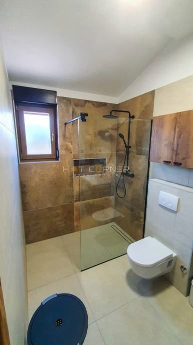 Villa con 2 appartamenti, piscina e vista mare, a 2 km dalla spiaggia!