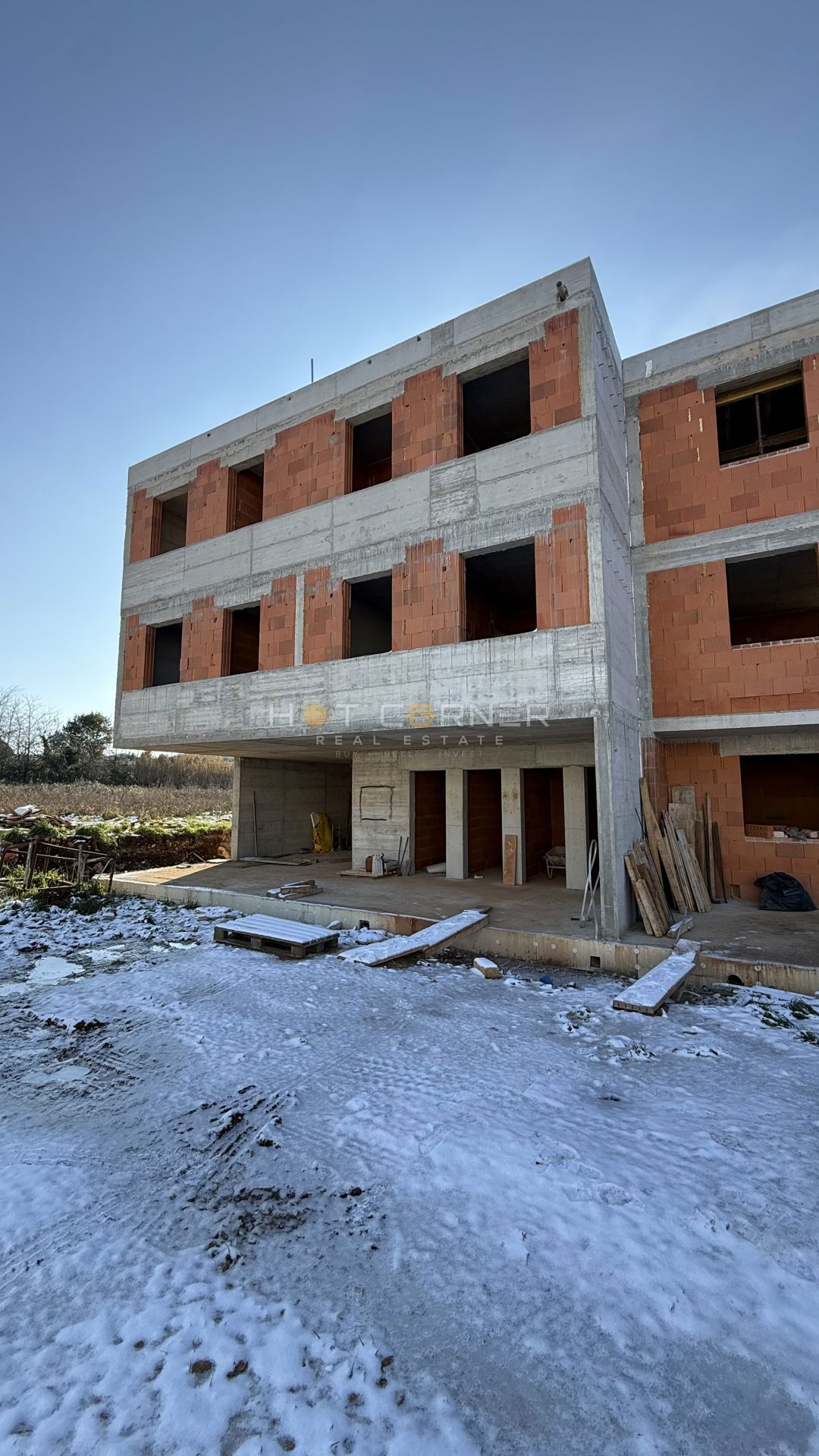Nuova costruzione di alta qualità a Pola, appartamento al piano terra con giardino e parcheggio!